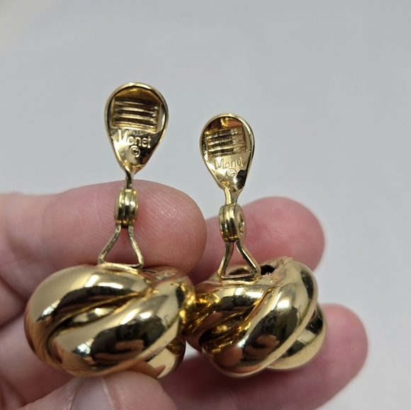 Monet Vintage Knotted Womens Earrings Gold Tone Clip On Add Beauty To The Nite - Picture 7 of 8